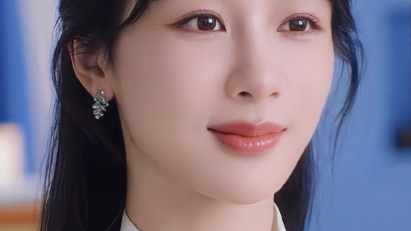 杨紫出任APM全球品牌代言人，顶流女王华丽转身饰品界，轻奢项链手链引爆全网代购分销选品